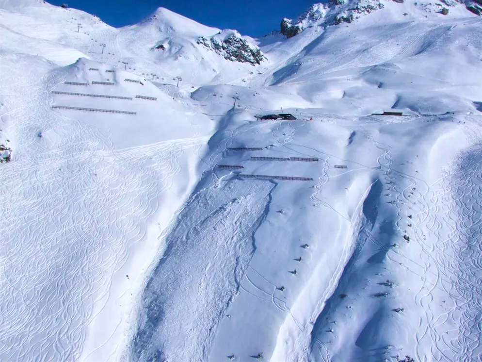 The avalanche on the slope is clearly visible. 