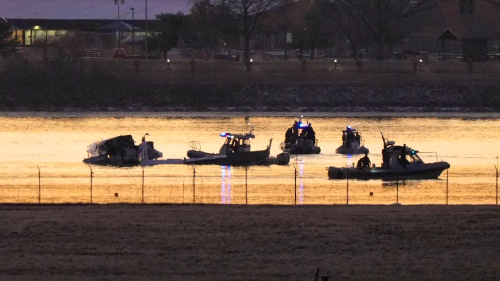 dpatopbilder - Search and rescue operations are seen around a wreckage in the Potomac River. Photo: Mark Schiefelbein/AP/dpa