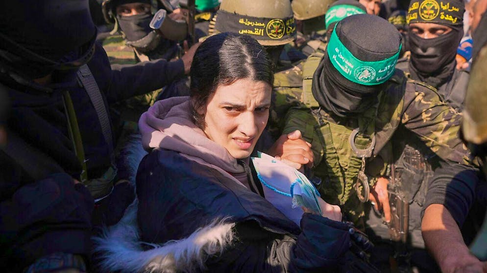 The German-Israeli soldier Arbel Yehud is escorted by Hamas and Islamic Jihad fighters. Photo: Abdel Kareem Hana/AP/dpa