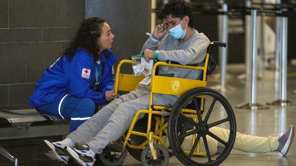 Eine Mitarbeiterin des Roten Kreuzes tröstet am 28. Januar in Bogota eine Mann, der aus den USA abgeschoben worden ist.
