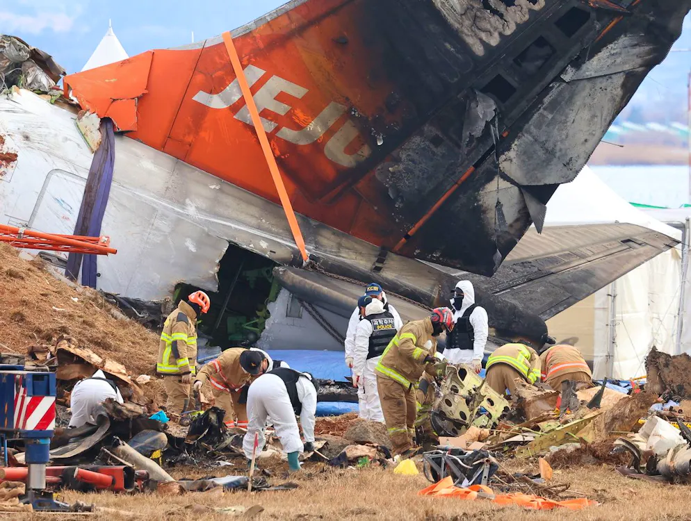 Rettungsarbeiten am verunglückten Flugzeug in Südkorea. 