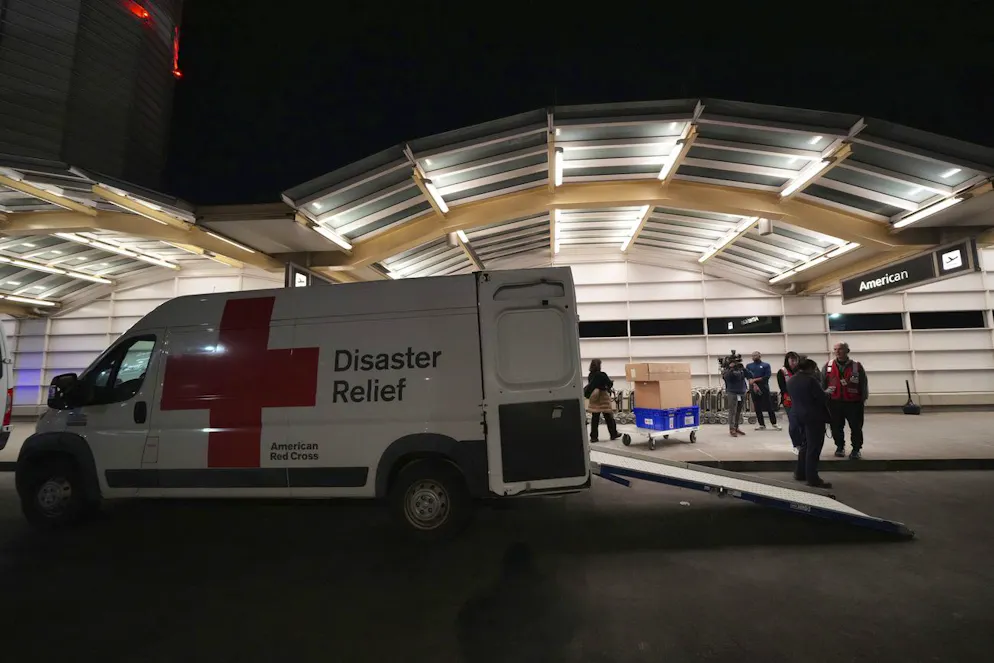 Das Amerikanische Rote Kreuz beteiligt sich an den Rettungsarbeiten nach dem Flug-Unglück in Washington D.C.