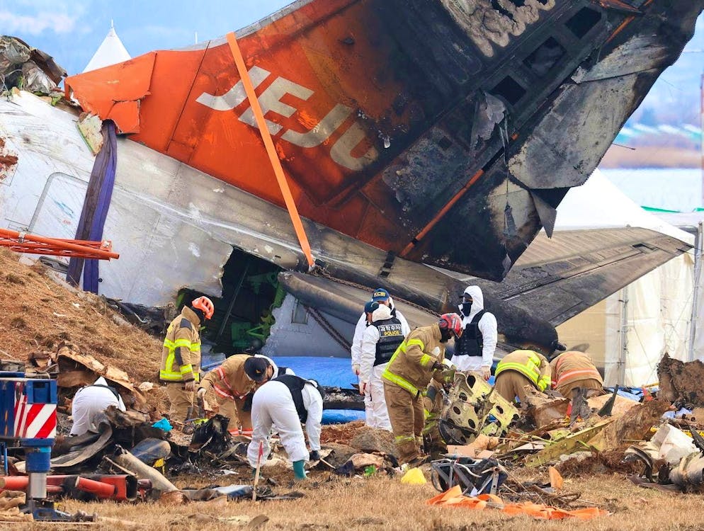I soccorsi all'aereo precipitato in Corea del Sud.