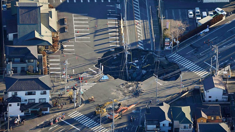 Giappone. Un 74enne è bloccato da martedì in una voragine stradale a Yashio City