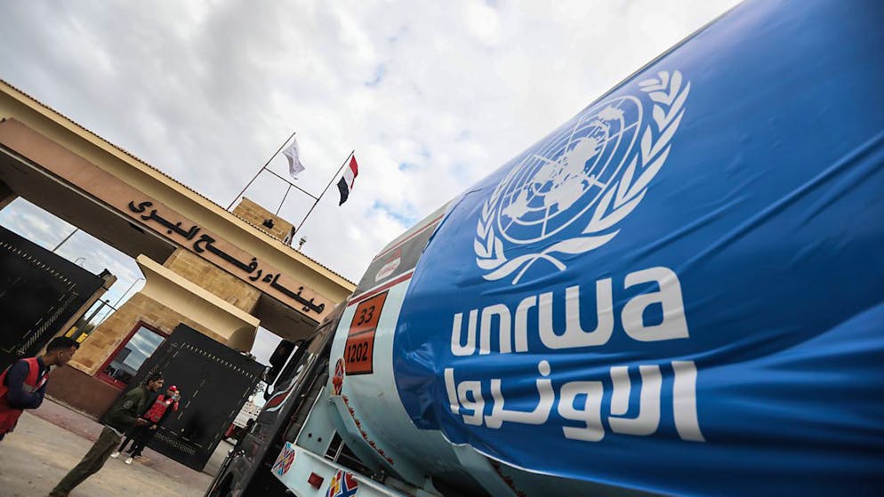 ARCHIV - Ein Tankwagen des Hilfswerks der Vereinten Nationen für Palästina-Flüchtlinge im Nahen Osten (UNRWA) steht in der Schlange, um vom Grenzübergang Rafah in die palästinensischen Gebiete zu gelangen. Foto: Gehad Hamdy/dpa/Archivbild