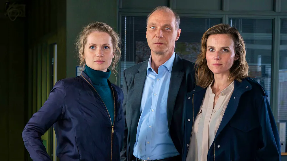 So lief der «Tatort»-Abschied von Kommissarin Gorniak in Dresden. Leonie Winkler (Cornelia Gröschel, links), Paul Peter Schnabel (Martin Brambach) und Karin Gorniak (Karin Hanczewski) ermitteln im «Tatort: Herz der Dunkelheit» letztmalig gemeinsam.