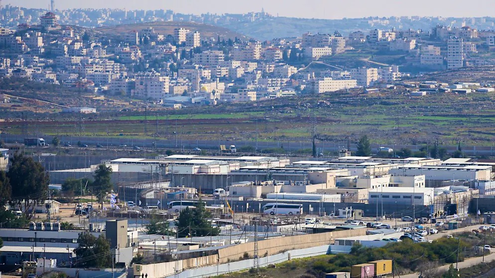 Il premier Benyamin Netanyahu aveva ordinato di ritardare il convoglio di detenuti palestinesi rilasciati dalla prigione di Ofer (nella foto).