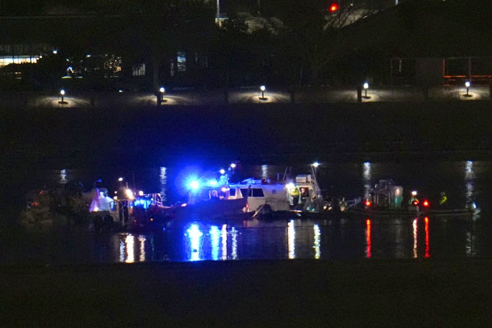 Scontro tra un aereo e un elicottero militare sui cieli di Washington. I soccorritori al lavoro sul fiume Potomac.