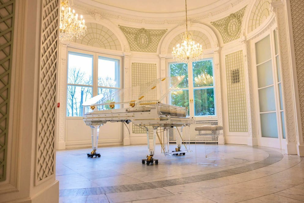 The glass grand piano had accompanied Jürgens to many of his performances since the mid-1980s.