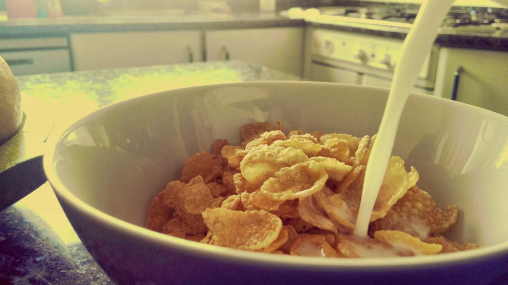 Les flocons d'avoine complets sont meilleurs que les cornflakes.