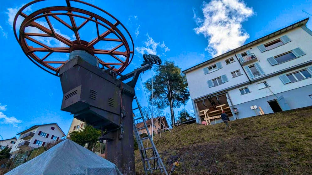 A group of artists has built "the smallest ski resort in the world" on a slope in St. Gallen. One or two little things are missing for the ski operation.