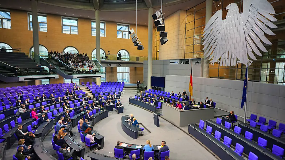 Übersicht über den Plenarsaal im Bundestag. Die Themen der 211. Bundestagssitzung sind das "Zustrombegrenzungsgesetz" der Union, die Abstimmung mit einer Debatte über die Lehren aus dem deutschen Engagement in Afghanistan; die Abstimmung über Soldatenrecht und das Energiewirtschaftsrecht. Foto: Michael Kappeler/dpa