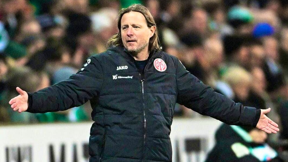 Mainz coach Bo Henriksen throws up his hands in Bremen.