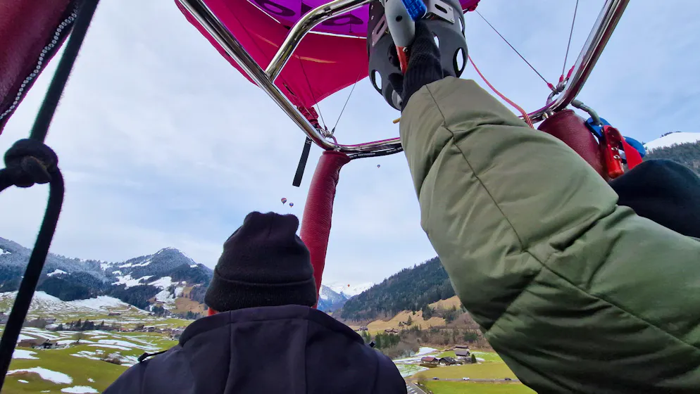Ballons. Luc et Francis contemplent le paysage.