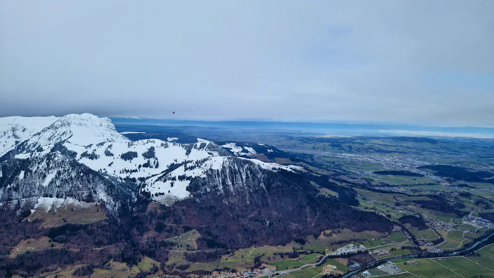 Ballons. Au loin, le lac de Neuchâtel.