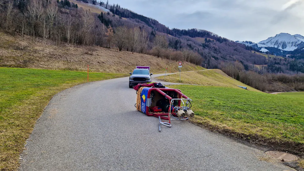 Ballons. Il ne reste qu'à ranger la nacelle dans la remorque.