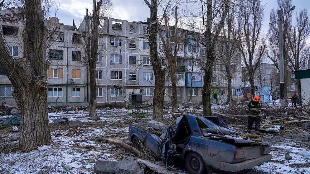 ARCHIV - Ein Rettungsarbeiter räumt die Trümmer eines Wohnhauses weg, das durch eine Rakete zerstört wurde. Foto: Evgeniy Maloletka/AP/dpa