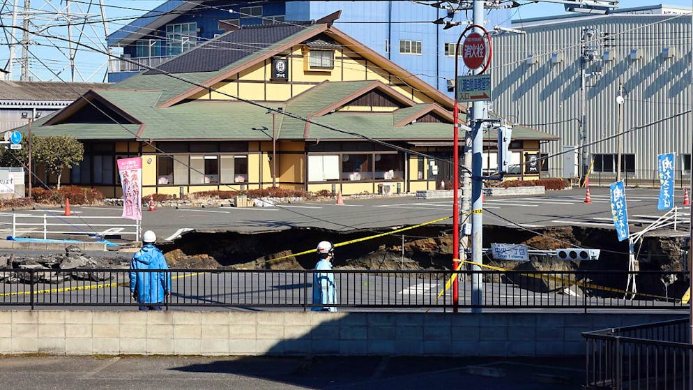 Un'enorme voragine ha inghiottito un camion.