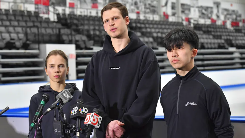 Die Eiskunstläufer Alisa Efimova, Misha Mitrofanov und Jimmy Ma (v.l.n.r.) sprechen am Tag nach der Flugzeugkatastrophe in der Halle des Skating Club of Boston mit Journalisten.