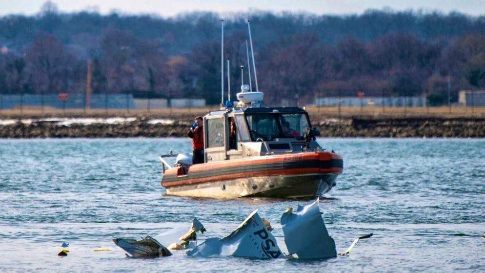 HANDOUT - In this photo provided by the U.S. Coast Guard, boat crews from Coast Guard Stations Washington, Curtis Bay, Annapolis, Oxford and Crisfield enforce a safety zone around a wreck in the Potomac River off Ronald Reagan Washington National Airport. Photo: Petty Officer 2nd Class Taylor B/U.S. Coast Guard/dpa - ATTENTION: For editorial use only and only with full attribution to the above credit