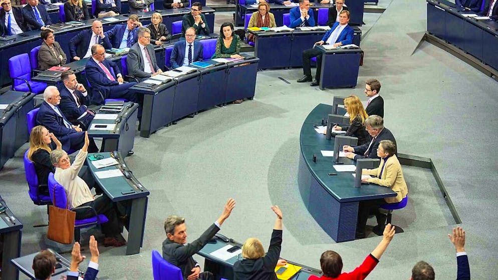Members of the German Bundestag vote on the agenda to allow a vote on the CDU/CSU's "influx limitation law" to curb migration in the plenary chamber in the Bundestag. Photo: Michael Kappeler/dpa