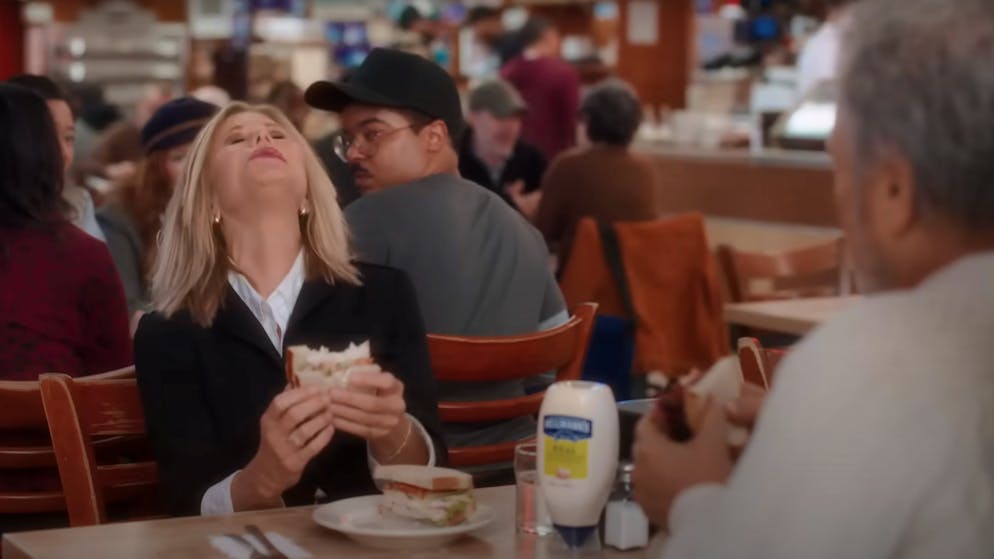 Per il Super Bowl 2025. Meg Ryan e Billy Crystal ripropongono l'iconica scena del finto orgasmo di «Harry ti presento Sally»