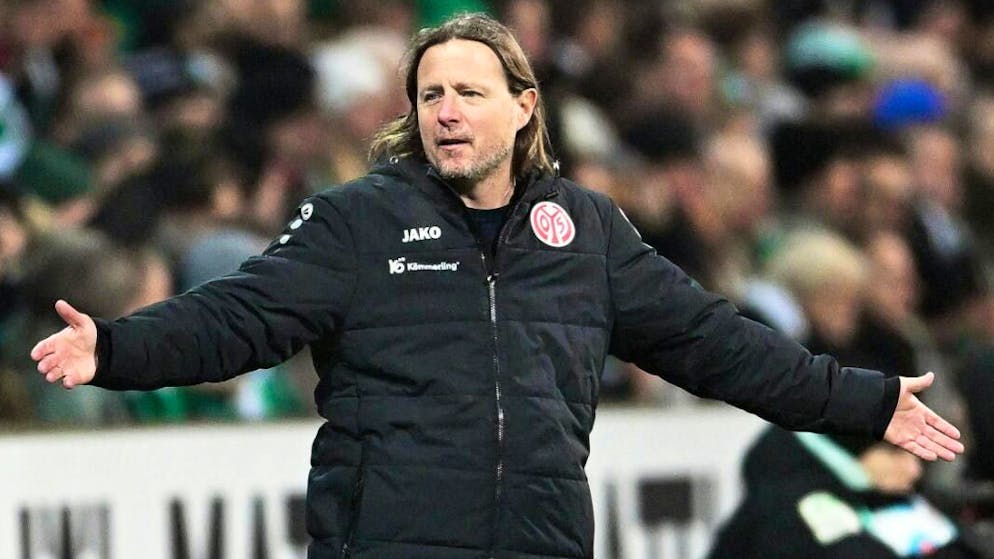 Mainz' Trainer Bo Henriksen verwirft in Bremen die Hände.