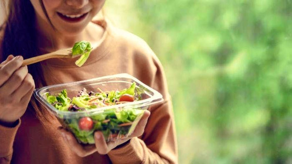 Les salades toutes prêtes sont mauvaises pour la santé. La raison ? En coupant les feuilles, on perd la protection naturelle contre les bactéries et les champignons.