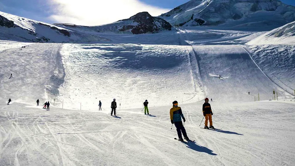 View of the ski area in Saas-Fee VS with the Allalinhorn in the background. (symbolic image)