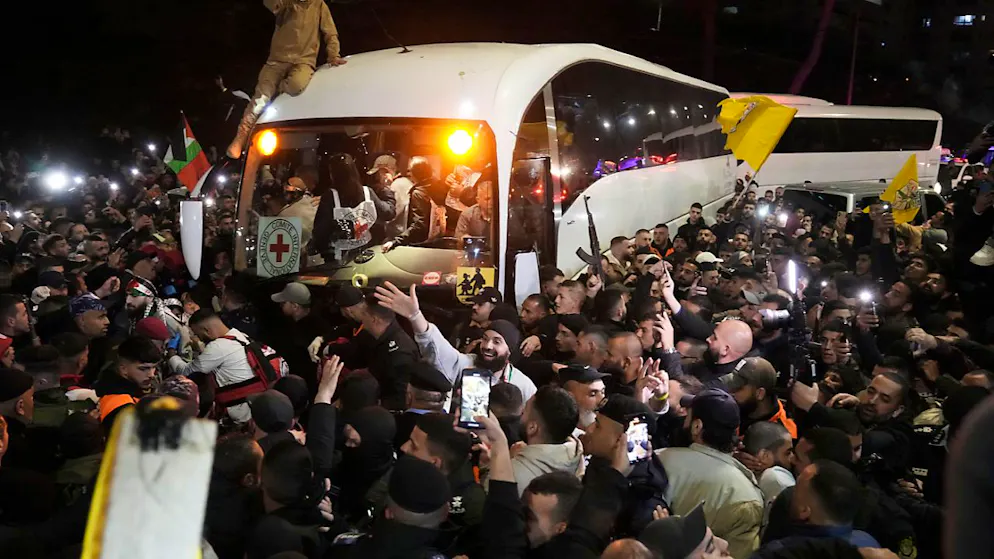 Eine Menschenmenge begrüßt palästinensische Gefangene. Foto: Mahmoud Illean/AP/dpa
