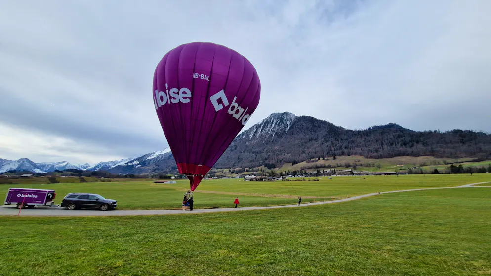 Ballons. Luc a réussi à poser le ballon des Horni sur la route.