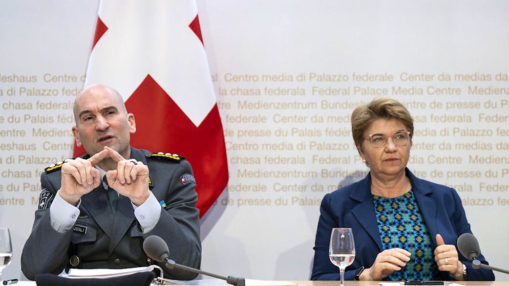 Verteidigungsministerin Viola Amherd und Armeechef Thomas Süssli vor den Medien in Bern.
