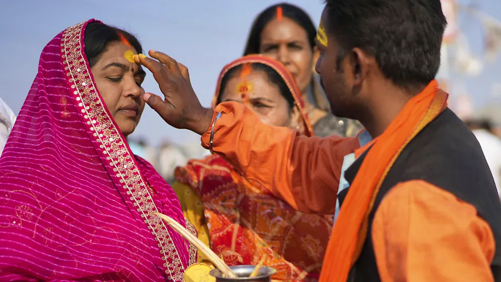 Centinaia di migliaia di pellegrini visitano ogni giorno Prayagraj.