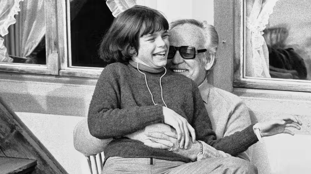 Stéphanie von Monaco wird 60. Ihr Vater Fürst Rainier III. war meistens sehr beschäftigt, umso mehr genoss Stéphanie die Momente, die sie mit ihm allein verbringen konnte. Dieses Bild entstand am 1. März 1977 während der Skiferien in Schönried BE.