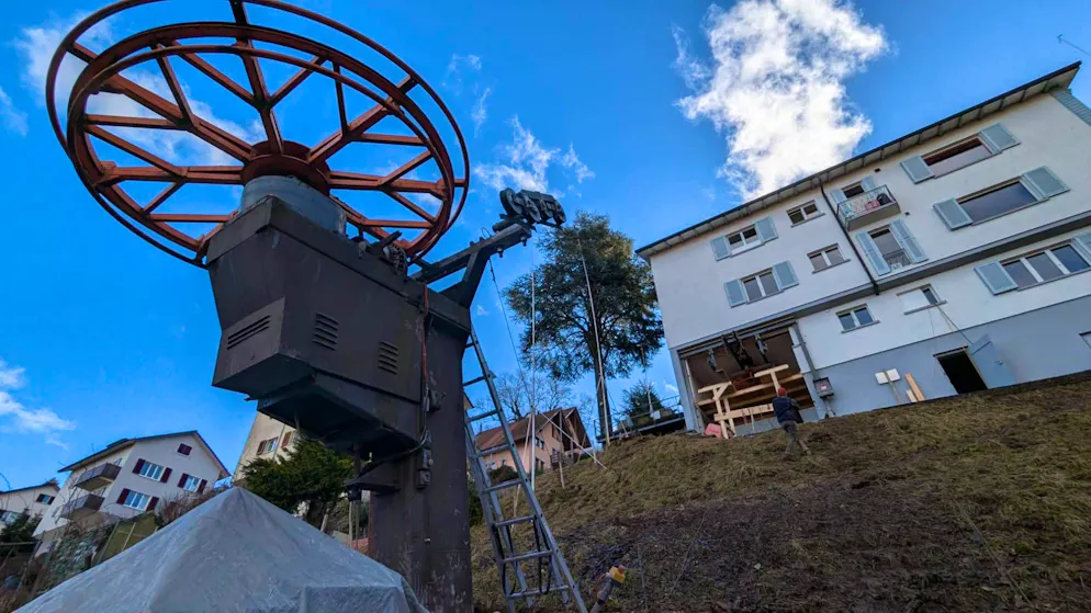 An einem Abhang in St. Gallen hat eine Künstlergruppe «das kleinste Skigebiet der Welt» gebaut. Für den Skibetrieb fehlt die eine oder andere Kleinigkeit.