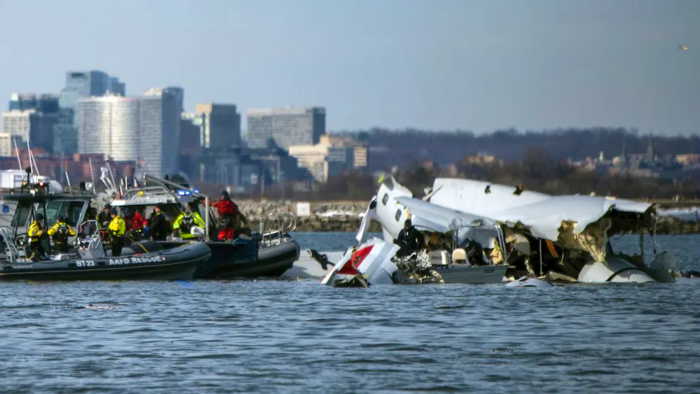 Wrackteile des abgestürzten Flugzeugs im Fluss Potomac in der Nähe des Ronald Reagan National Airport in Washington D.C. (30. Januar 2025)