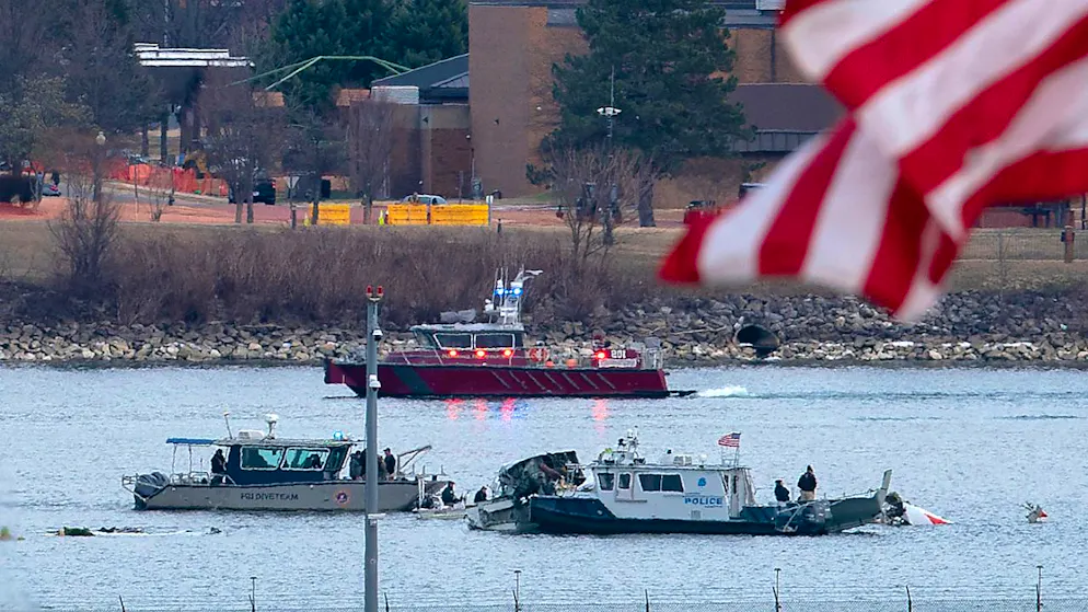 dpatopbilder - Ein Taucherteam und ein Polizeiboot sind in der Nähe des Wracks im Potomac River vom Ronald Reagan Washington National Airport im Einsatz. Foto: Jose Luis Magana/AP/dpa