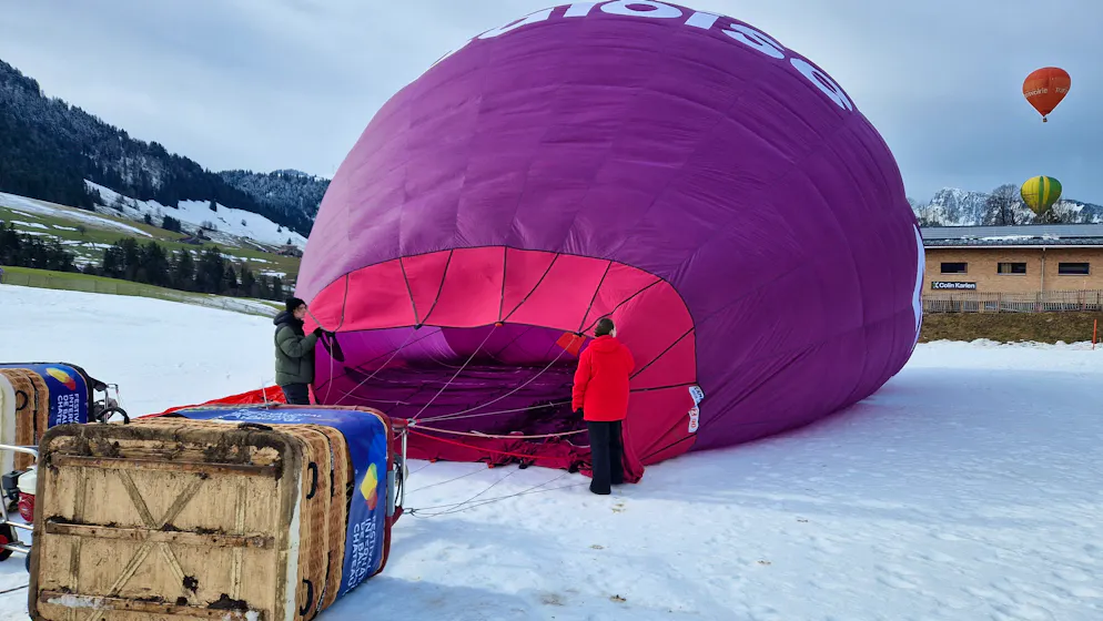 Ballons. Une fois la nacelle renversée, le ballon est gonflé.