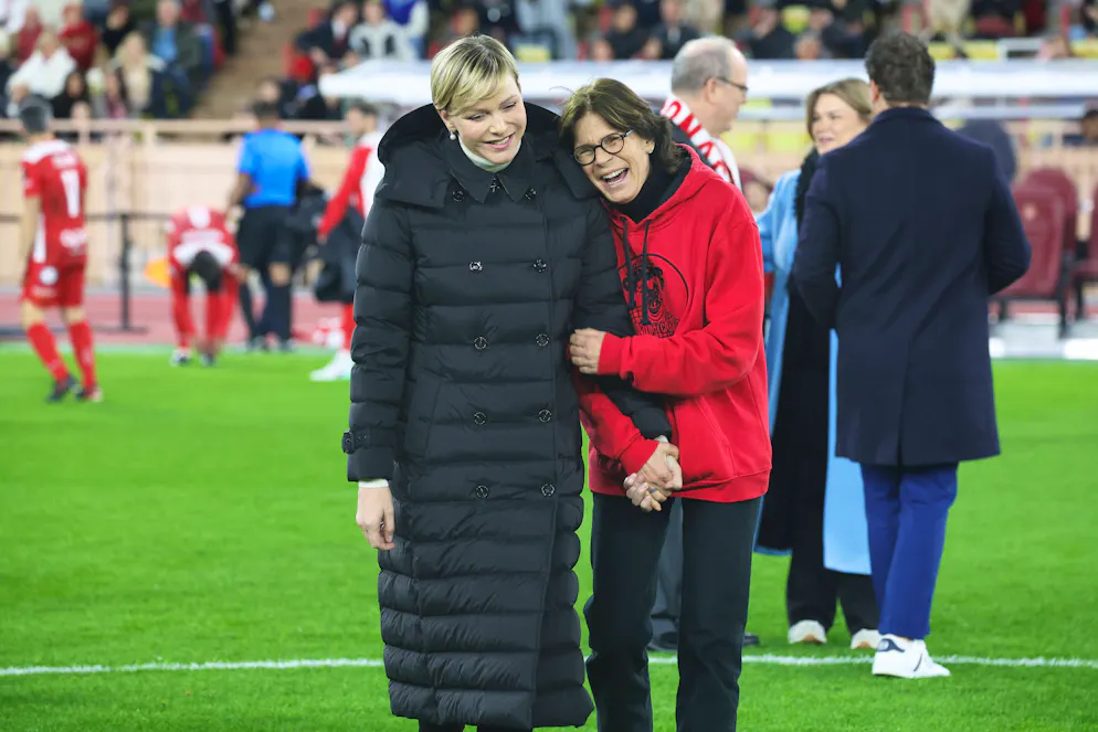 Stéphanie von Monaco wird 60. Zwei ausgelassene Prinzessinnen: Charlène und Stéphanie am 22 Januar 2024 beim Fussball-Galaspiel im Rahmen des Internationale Zirkusfestival von Monte-Carlo.