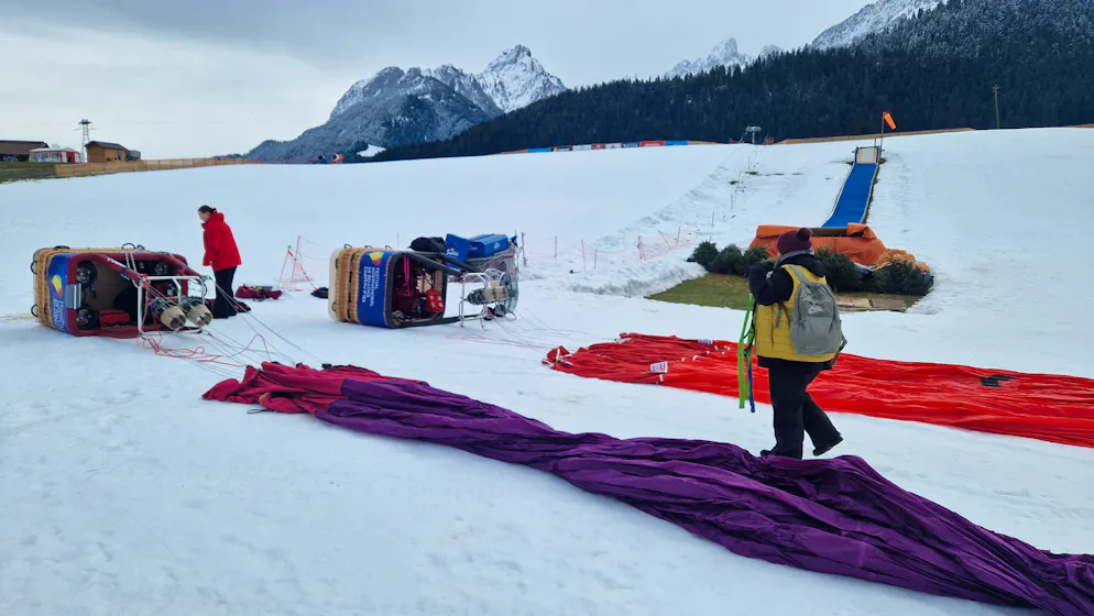 Ballons. On déroule d'abord le ballon sur le sol...
