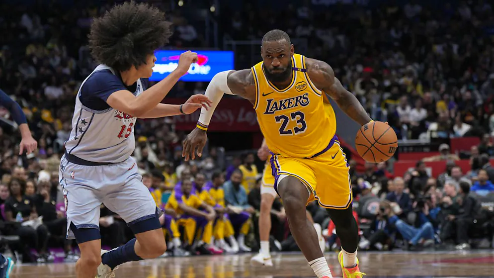Auf verlorenem Posten: Kyshawn George (links) verliert mit den Washington Wizards gegen LeBron James und die Los Angeles Lakers deutlich. Es ist die 16. Niederlage in Serie für die Franchise aus der Hauptstadt