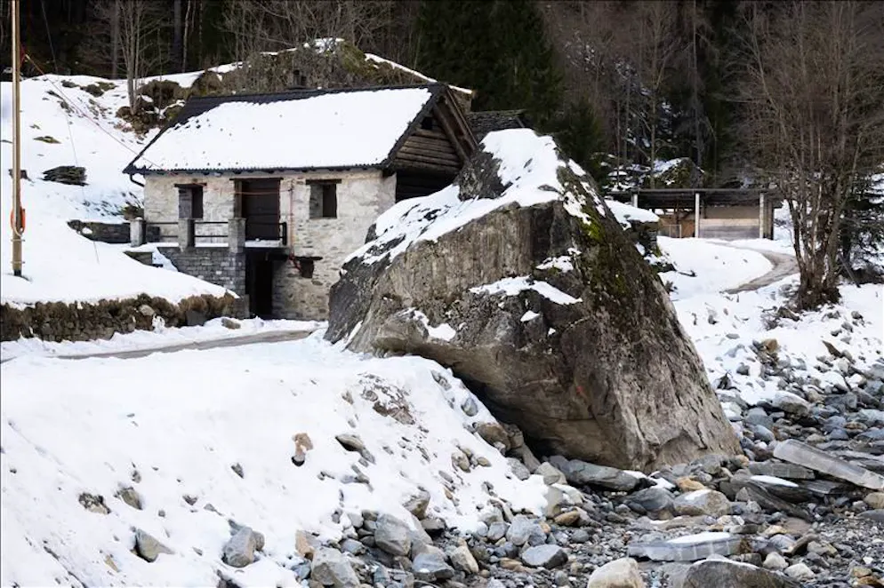La neve non riesce a coprire le ferite