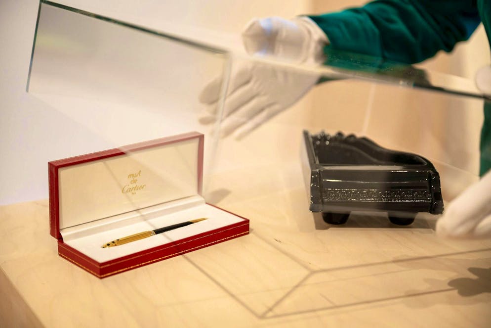 A pen and an ashtray are shown during the preview of the auction of personal items belonging to singer Udo Jürgens, who died in 2014.