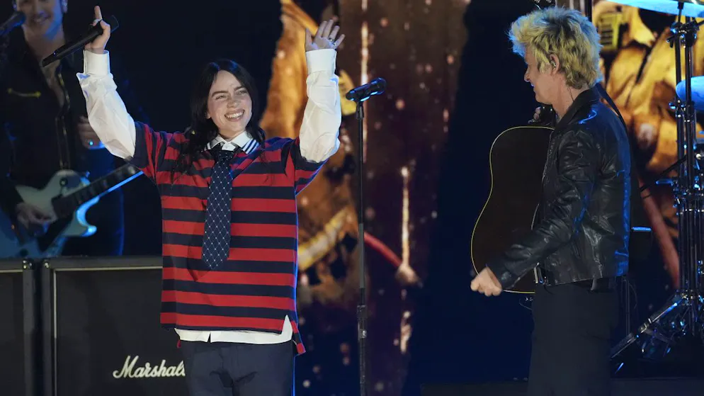 Billie Eilish (l.) mit Billie Joe Armstrong von Green Day auf der Bühne des Benefizkonzerts FireAid benefit in Inglewood in der Nähe von Los Angeles. (30. Januar 2025) 
