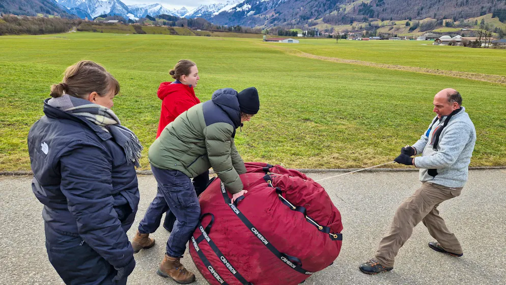 Ballons. La famille remballe le matériel avec efficacité.