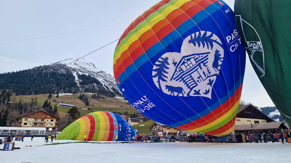 Ballons. Les montgolfières se gonflent les unes après les autres sur l'aire de décollage.