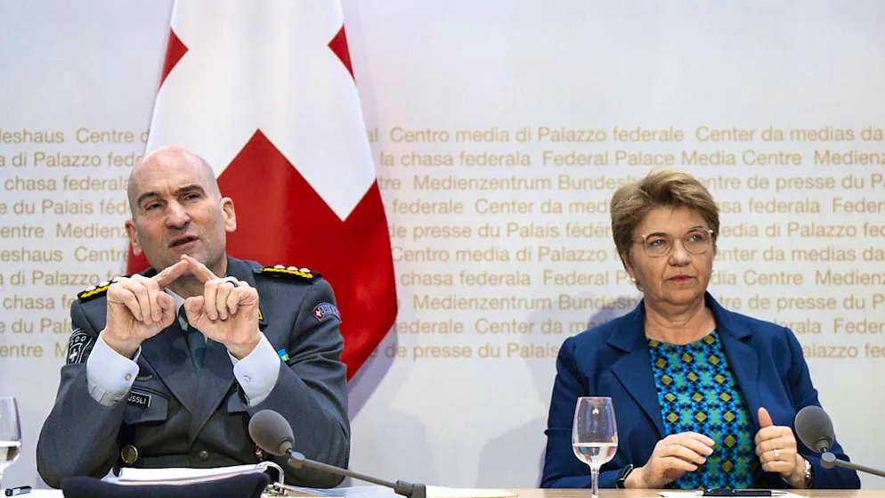 Defense Minister Viola Amherd and Army Chief Thomas Süssli in front of the media in Bern.