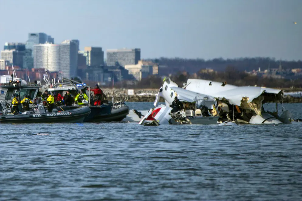 Sur cette image fournie par les garde-côtes américains, des débris sont visibles dans la rivière Potomac près de l'aéroport national Ronald Reagan Washington, jeudi 30 janvier 2025 à Washington. (Maître de 2e classe Taylor Bacon, Garde côtière américaine via AP)
