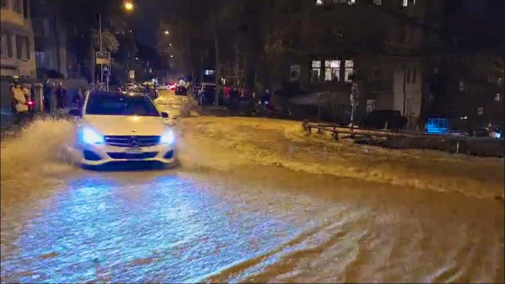 A burst water pipe floods Ottikerstrasse in Zurich Oberstrass and half a dozen buildings.