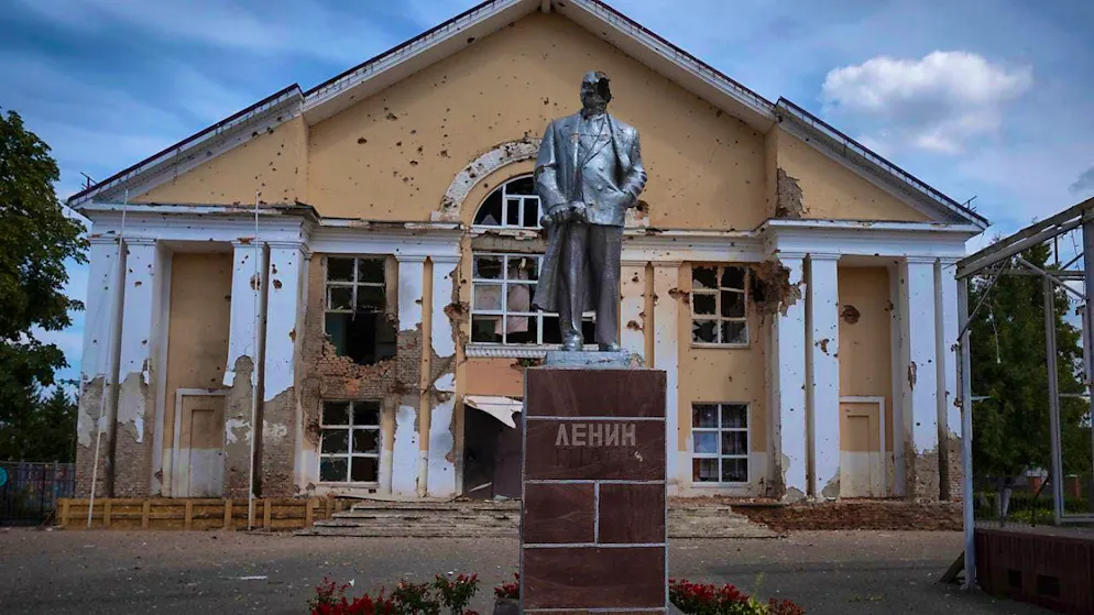 ARCHIVE - A damaged monument to the founder of the Soviet Union, Vladimir Lenin, stands in a central square in Sudzha. Photo: Uncredited/AP/dpa/Archive image